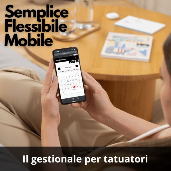 Donna usa STUDIO Artist sul divano con calendario visibile su telefono