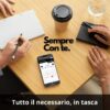 Smartphone con STUDIO Artist app sul tavolo con strumenti da lavoro