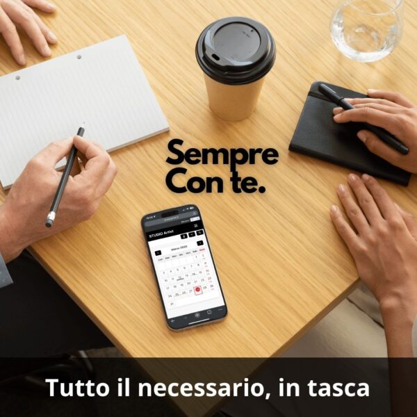 Smartphone con STUDIO Artist app sul tavolo con strumenti da lavoro